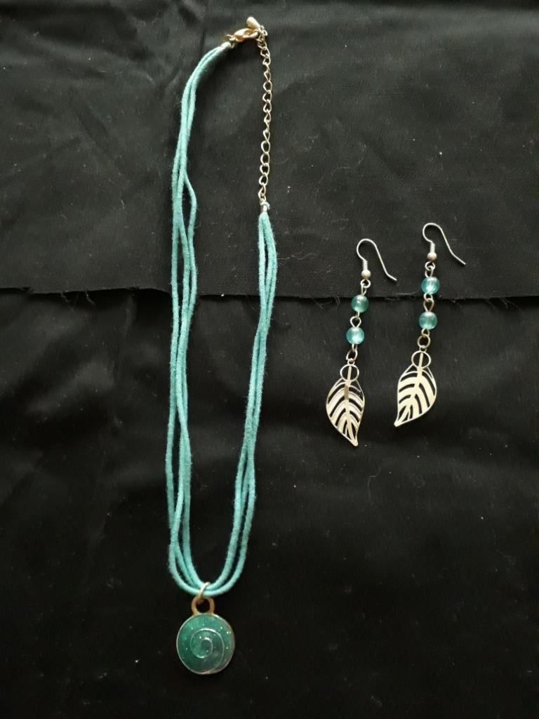 parure collier + boucles d'oreilles, Bijoux, Sacs & Beauté, Colliers, Neuf, Enlèvement ou Envoi, Avec pendentif, Autres matériaux