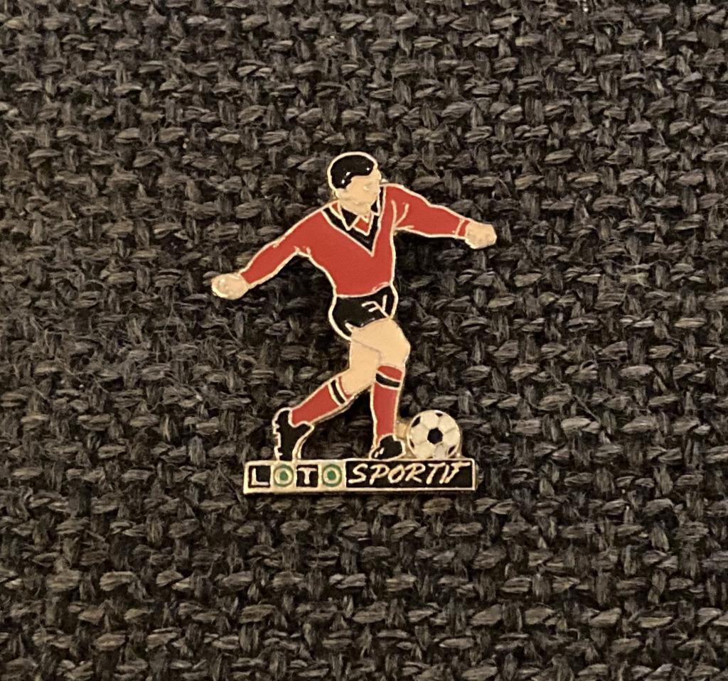 PIN - LOTO SPORTIF - VOETBAL - FOOTBALL, Verzenden, Gebruikt, Sport, Speldje of Pin