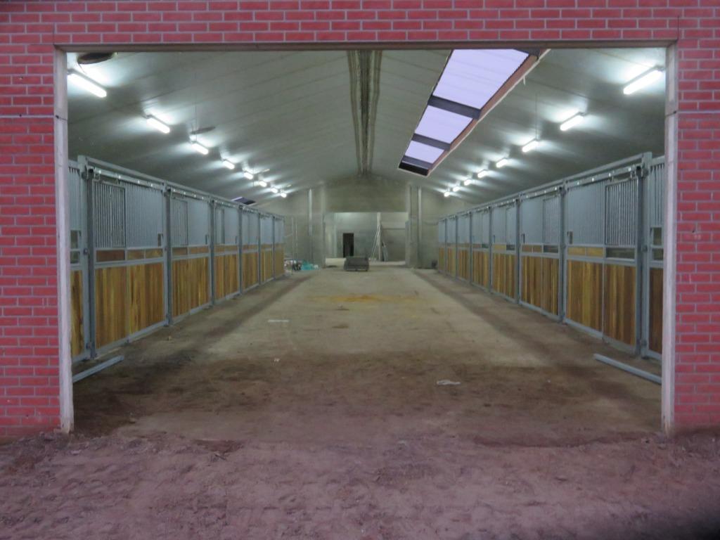paardenstalling te huur / 3 grote lege boxen, Animaux & Accessoires, Box & Pâturages, Mise à l'étable, Pâturage, 4 chevaux ou poneys ou plus
