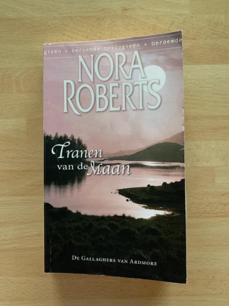 Nora Roberts - Tranen van de maan, Ophalen of Verzenden, Gelezen