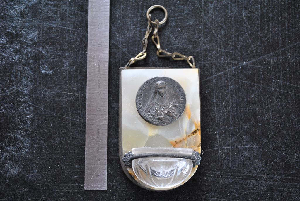 Petit bénitier Sainte Thérèse de l'enfant Jésus en onyx, Antiquités & Art, Enlèvement ou Envoi