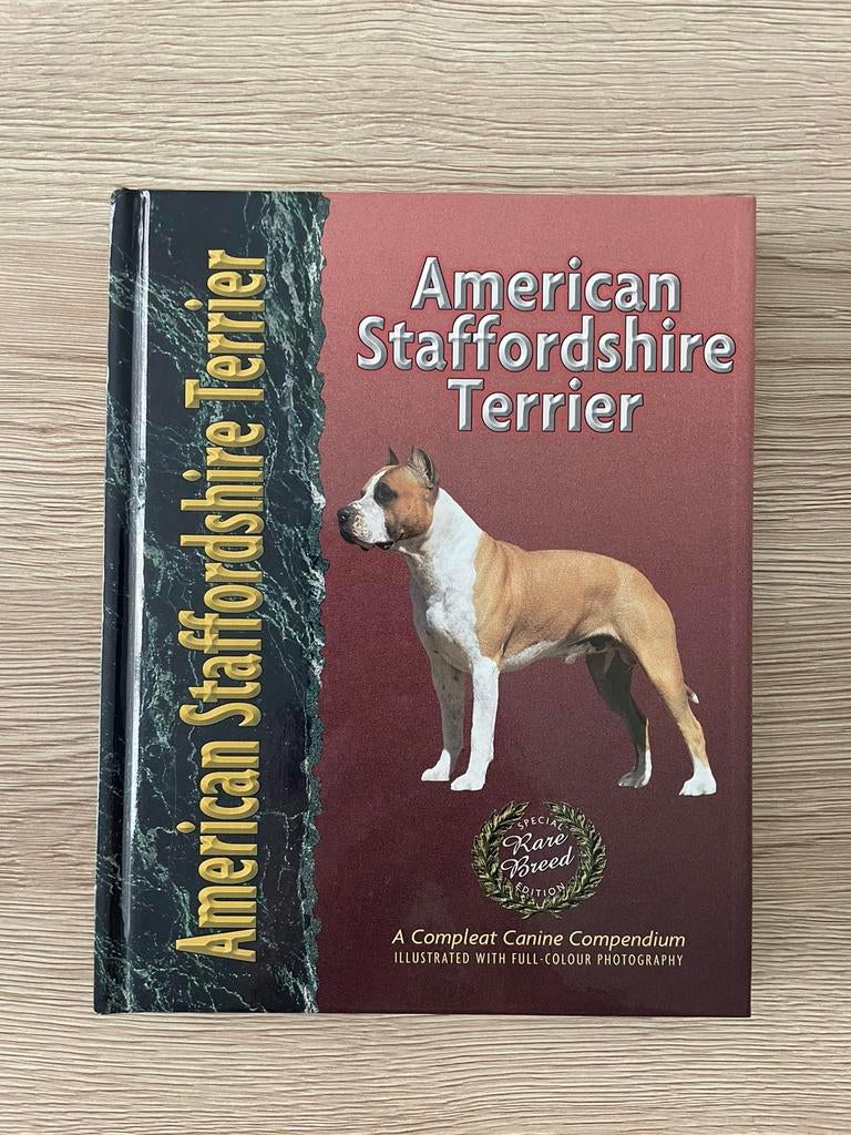 The American Staffordshire - Engelstalig, Enlèvement ou Envoi, Comme neuf, Chiens