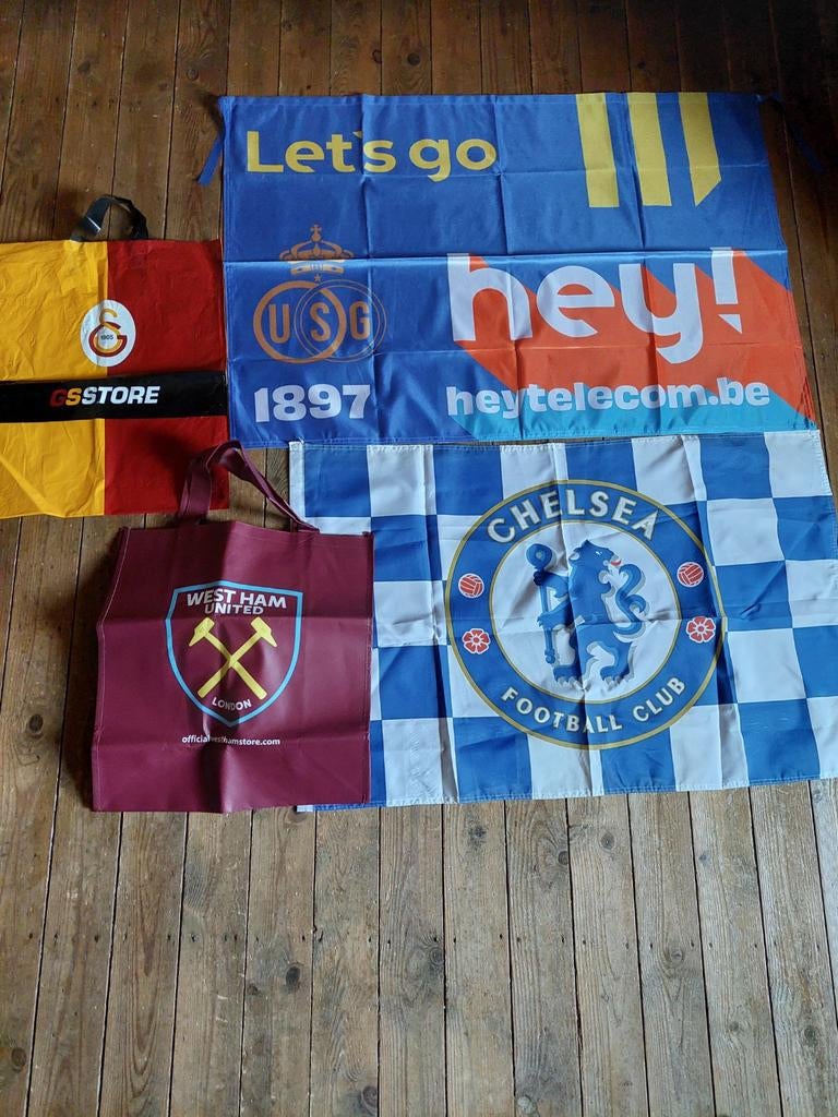 Lot football drapeaux et sacs, Envoi