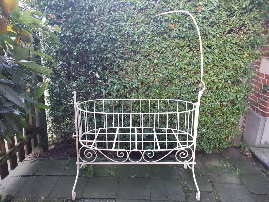 Berceau à bascule ancien en fer forgé., Enlèvement