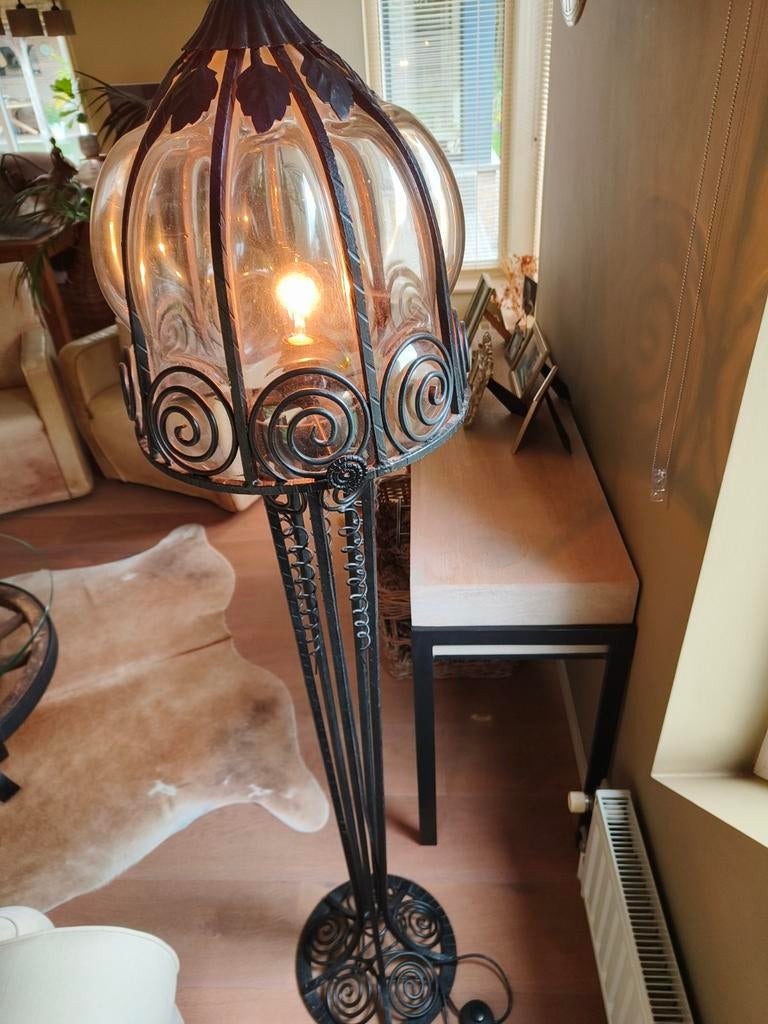 Ambachtelijke vloerlamp met unieke volglazen smeedkunstkap, Enlèvement, Comme neuf