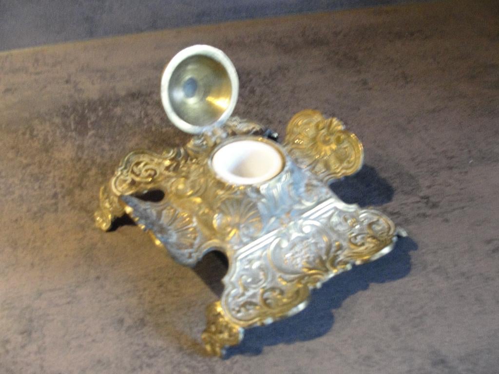 Antieke houder in messing met porseleinen inktpot., Ophalen of Verzenden