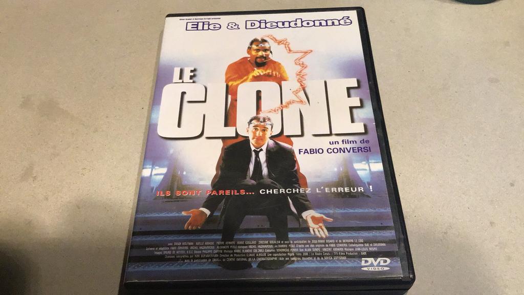 Le clone(d7), Ophalen of Verzenden, Zo goed als nieuw
