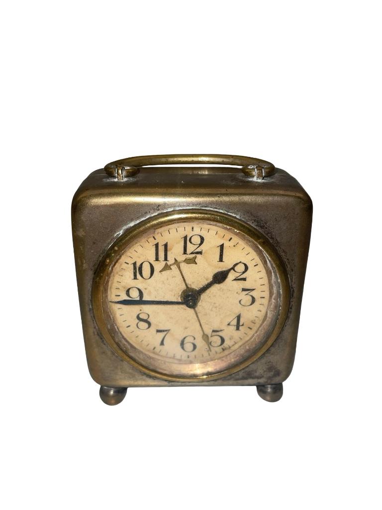 Petit réveil de voyage ancien en laiton mécanique