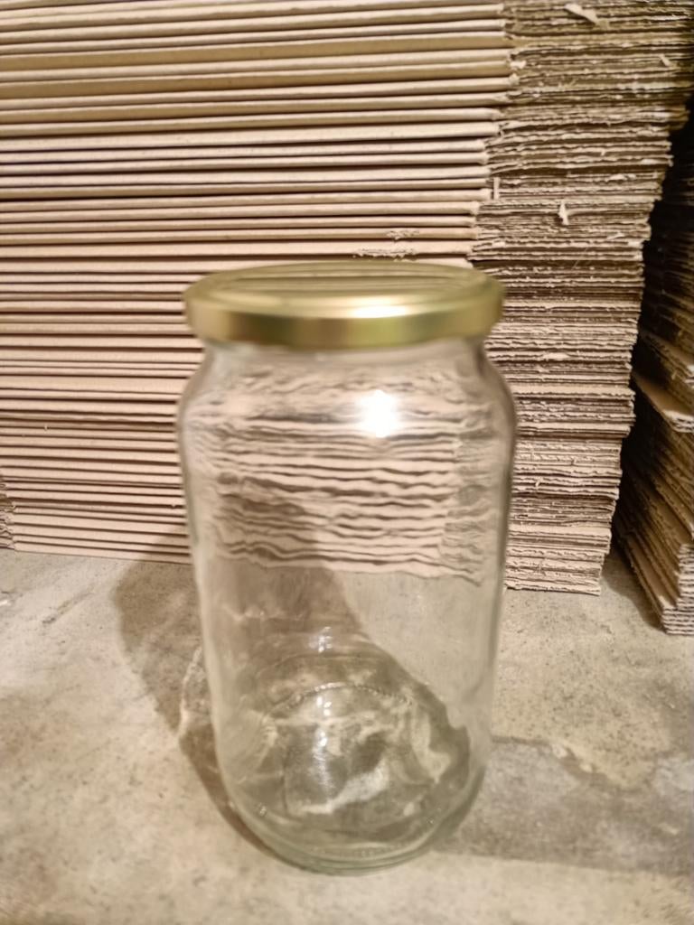 Nieuwe lege flessen en bokalen., Ophalen