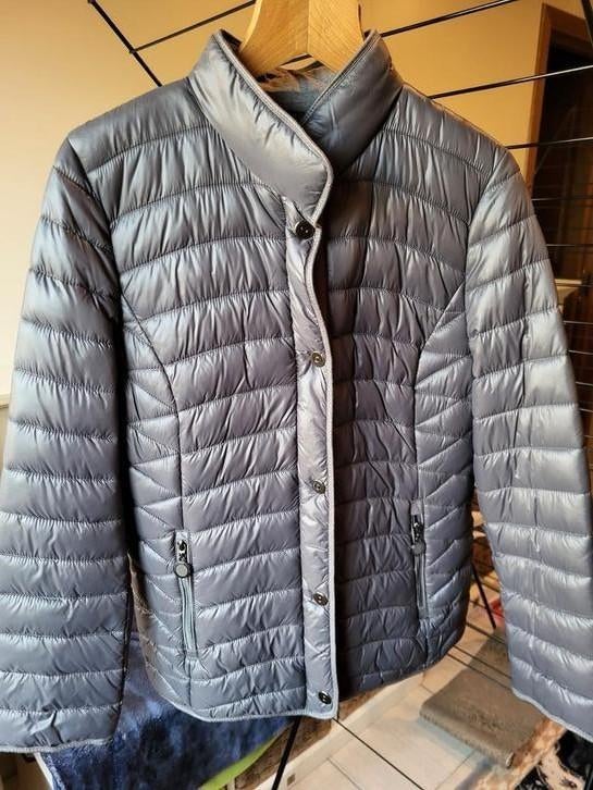 GRIJZE KORTE WINTERJAS DAMES - CLAUDE ARIELLE - MAAT : 40, Enlèvement ou Envoi, Comme neuf, Taille 38/40 (M)