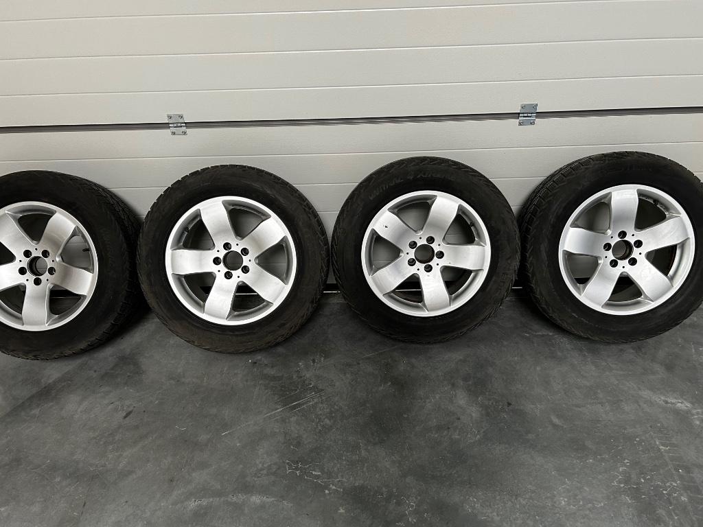 Jantes Mercedes GLK17 pouces + très bon pneu Vredestein, Autos : Pièces & Accessoires, Pneus hiver, Enlèvement ou Envoi, Véhicule de tourisme