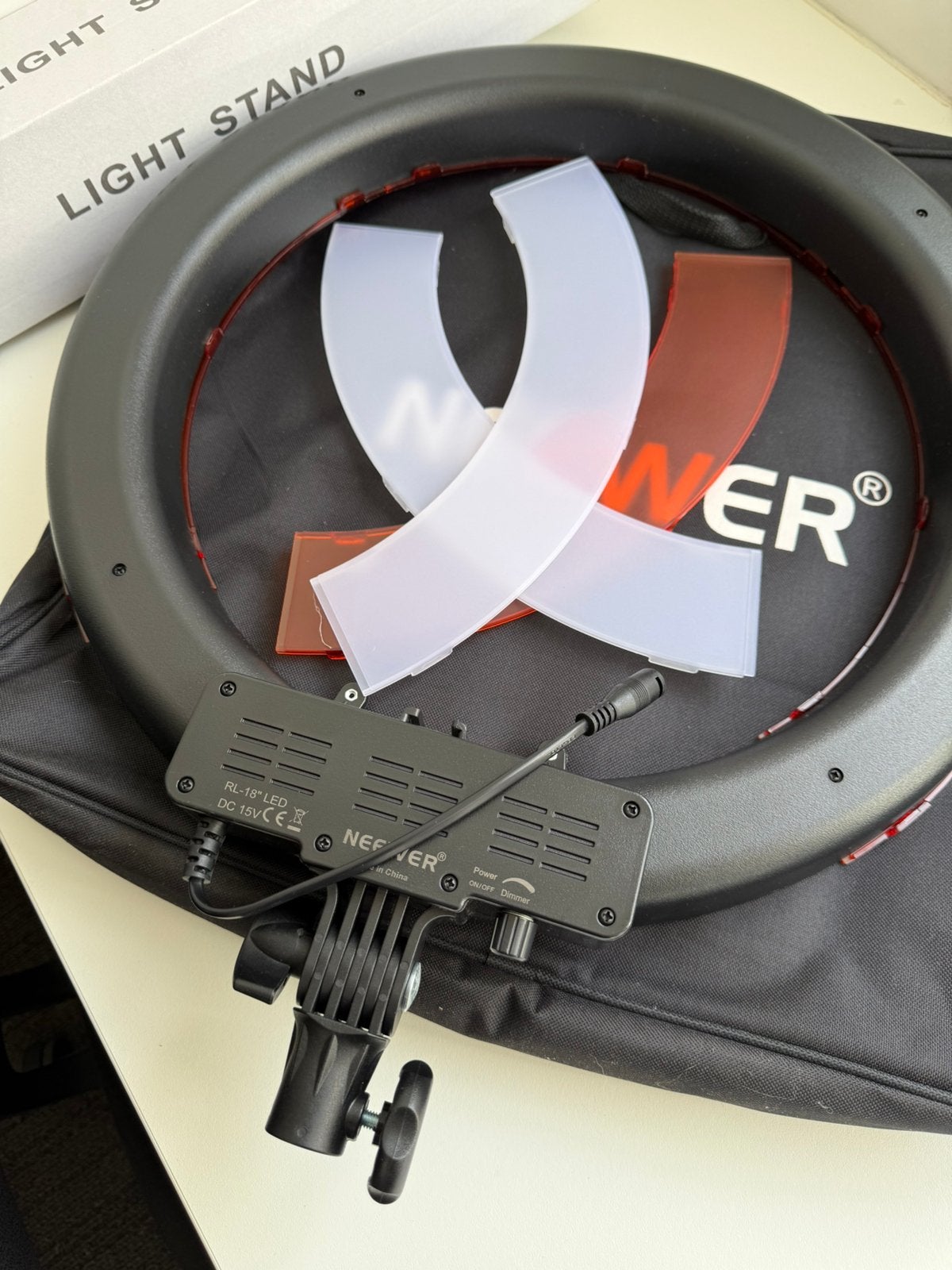 Neewer RL-18" LED Ringlicht Kit met standaard en tas, Lamp of Flitsset, Dimbaar, Ophalen of Verzenden, Zo goed als nieuw