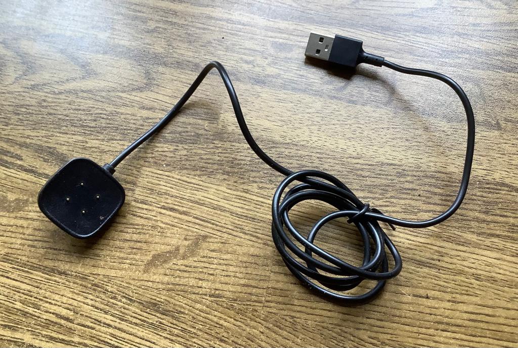 Oplaadkabel Fitbit Versa 4, Handtassen en Accessoires, Smartwatches, Ophalen, Zo goed als nieuw