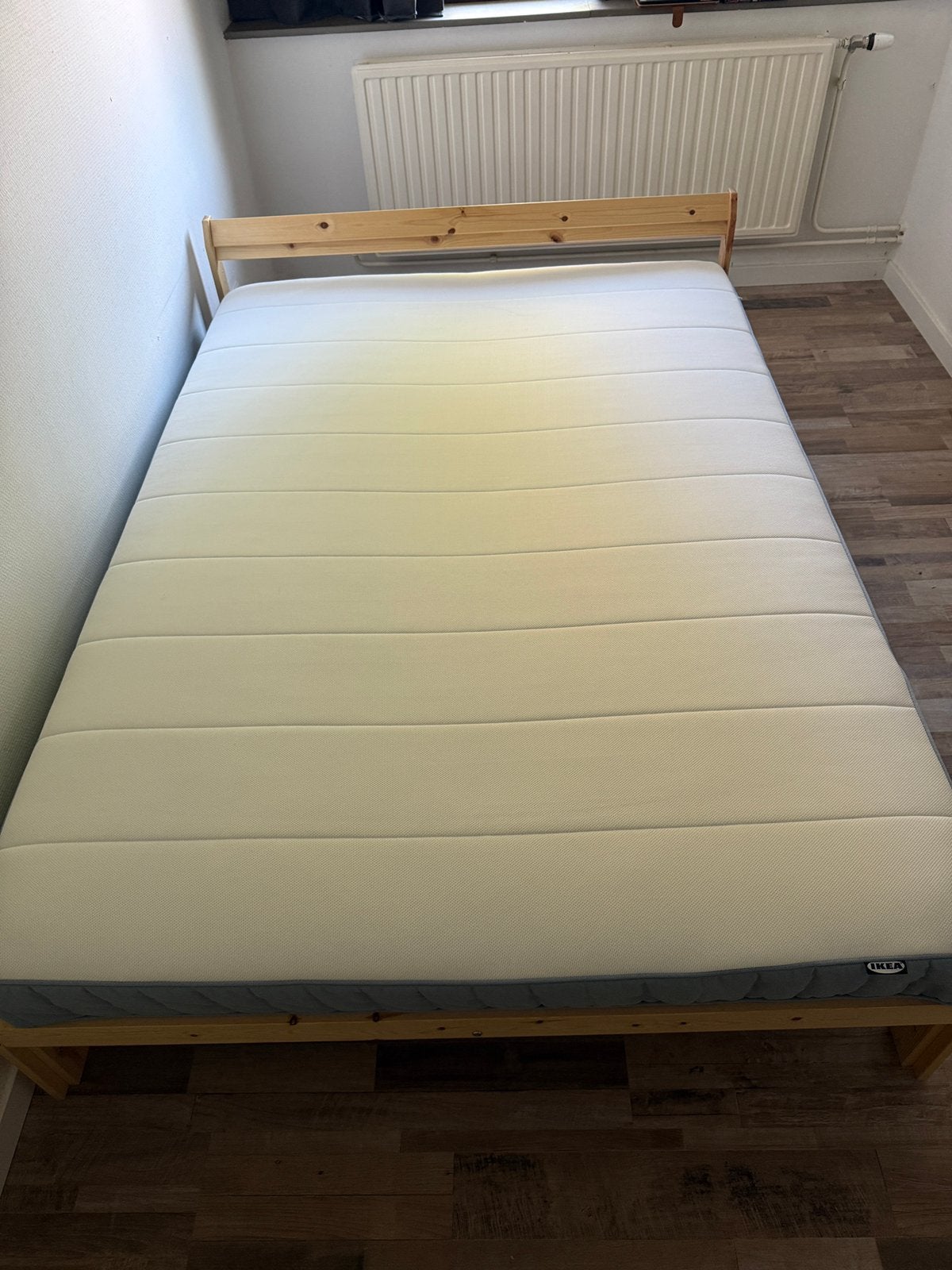 Bedframe + matras Ikea 140cm x 200cm, Enlèvement, Comme neuf, Matelas