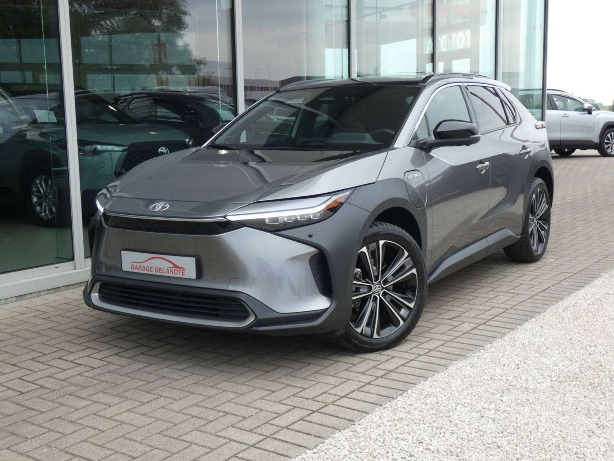 Toyota Bz4x AWD |SOH 98,8%| PREMIUM +Trekhaak +Pano dak +LED, Auto's, Toyota, Automaat, Gebruikt, Zwart, Leder