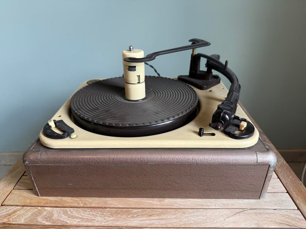 Vintage platenspeler uit de jaren 50, Enlèvement
