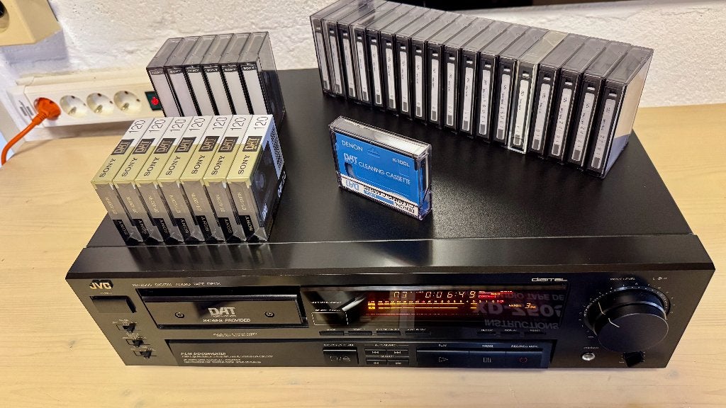 JVC XD-Z505 DAT RECORDER / 32 TAPES / SONY 120 DAT, Enlèvement ou Envoi, Simple, Autres marques