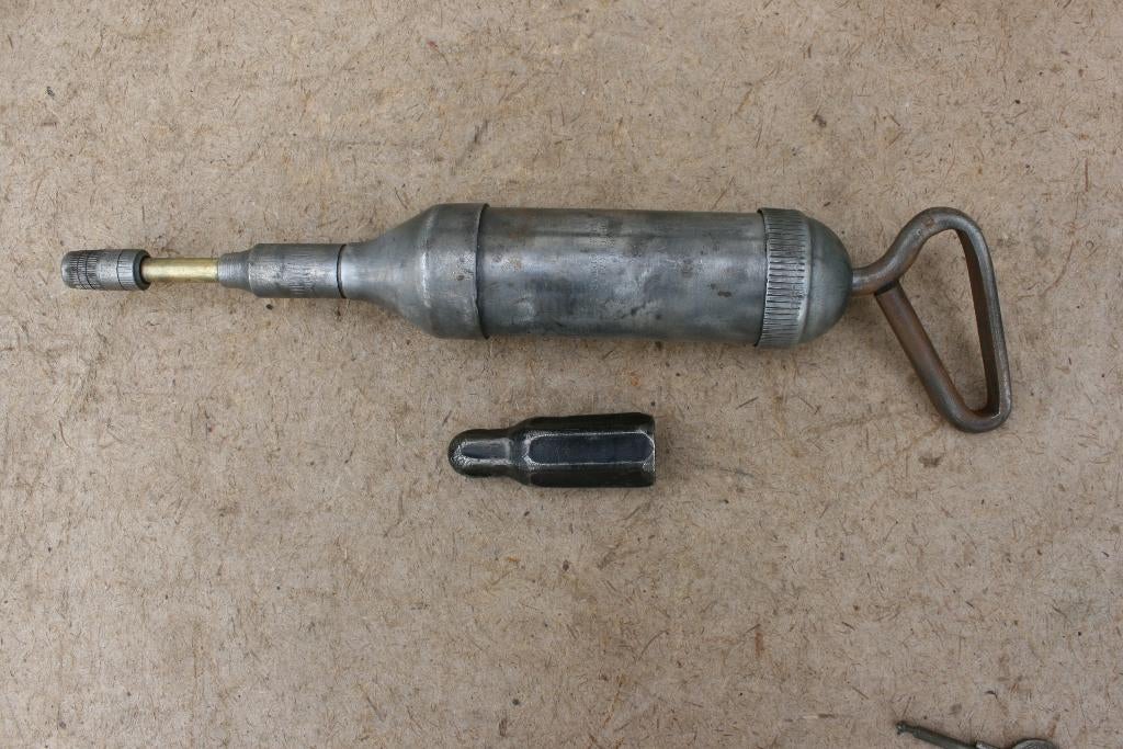 LOT US JEEP DODGE GMC Pompe a Graisse  ET Clef a Bougies WW2, Enlèvement ou Envoi, Autres