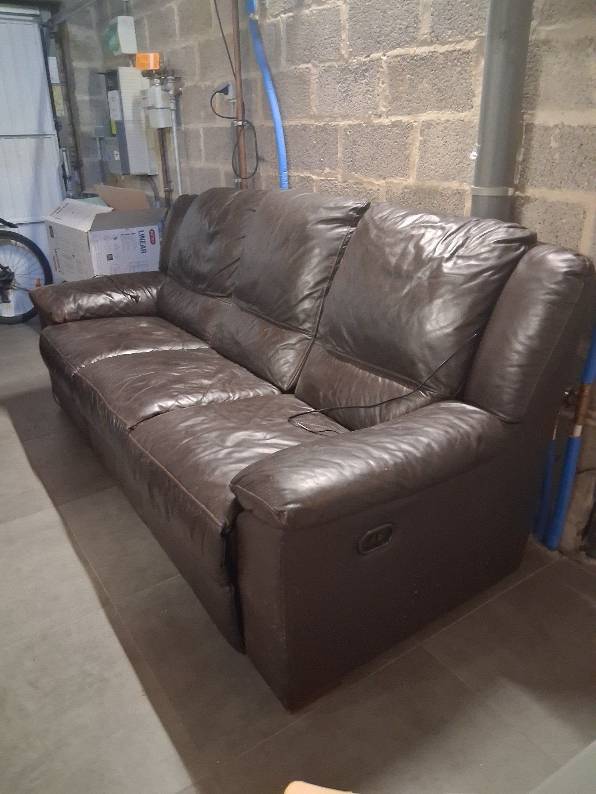 Buffel lederen zetel met 2 electronise relax, Huis en Inrichting, Zetels | Zetels, Ophalen