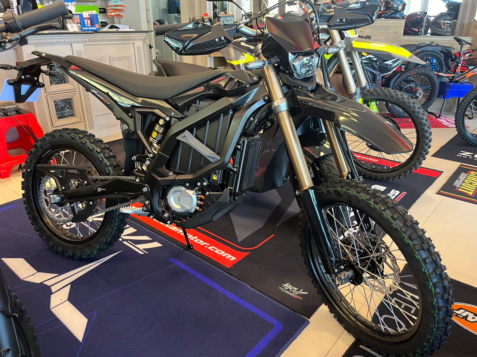 Stock Action Surron Ultra Bee 21 kW L3e, Enlèvement