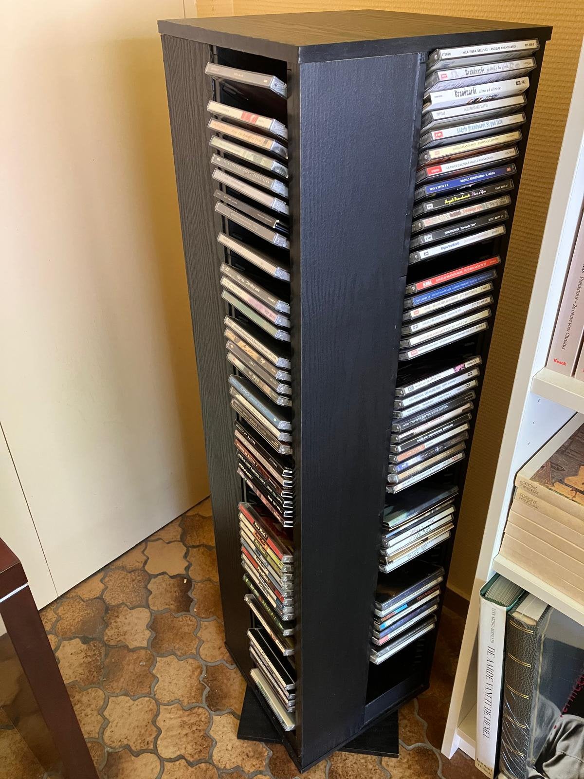 CD-rek te koop – zwart houten torenkast, Enlèvement, Comme neuf, CD
