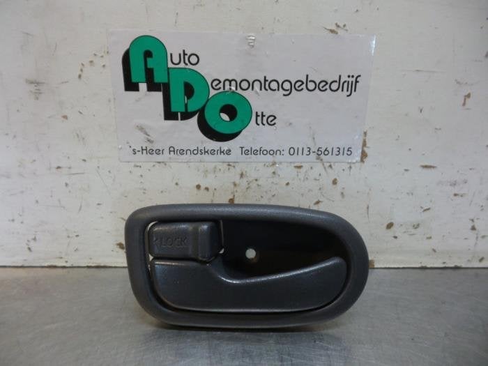 Poignée portière 4portes avant gauche d'un Daihatsu Young, Daihatsu, -, Utilisé, -