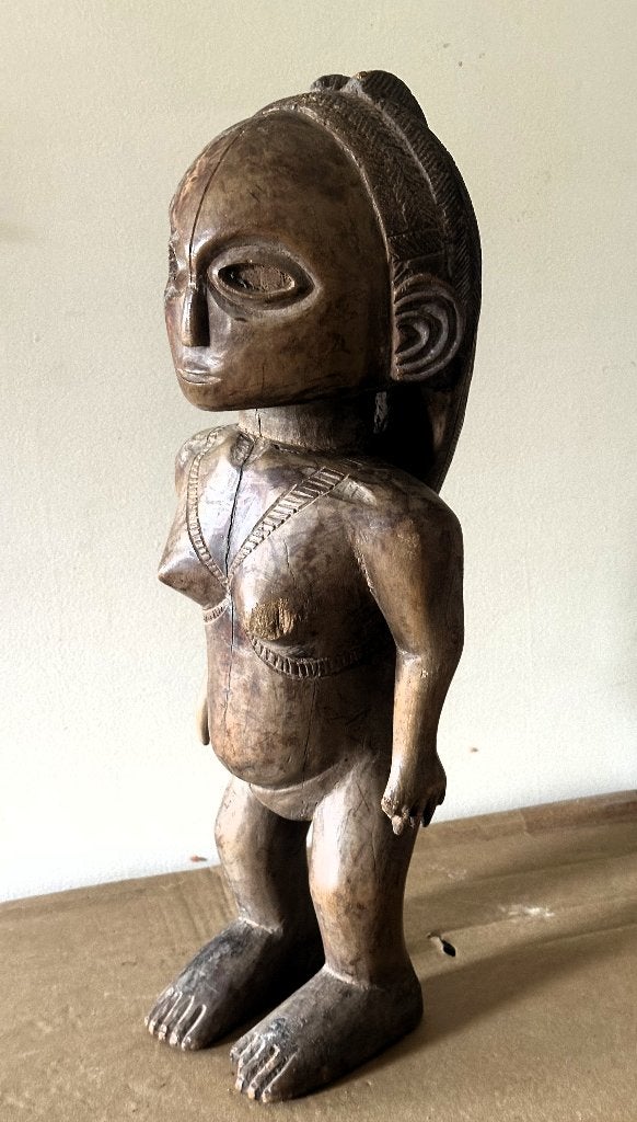 Tribal statue of a standing female figure, Antiquités & Art, Enlèvement ou Envoi