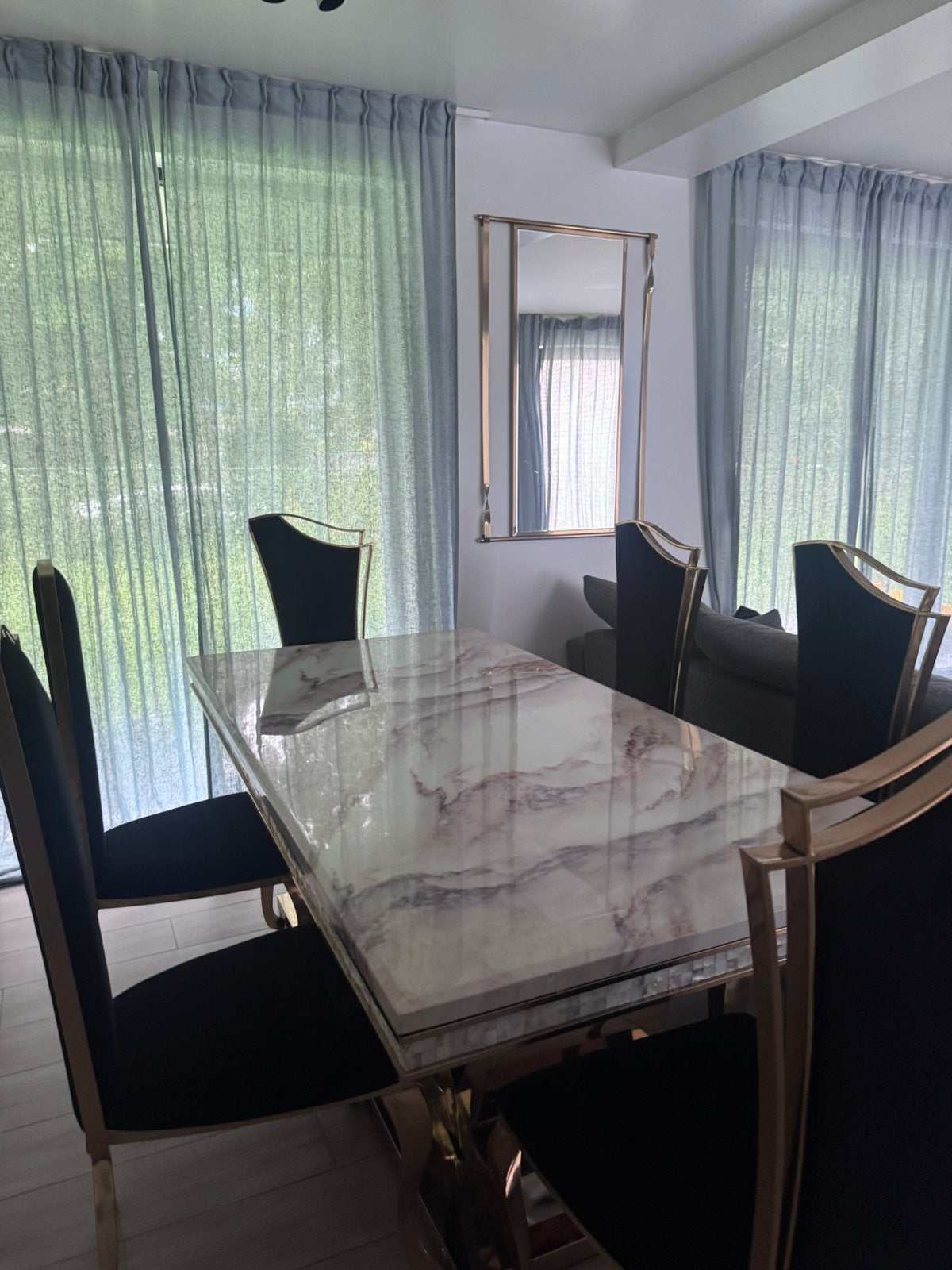 Salle à manger, Enlèvement