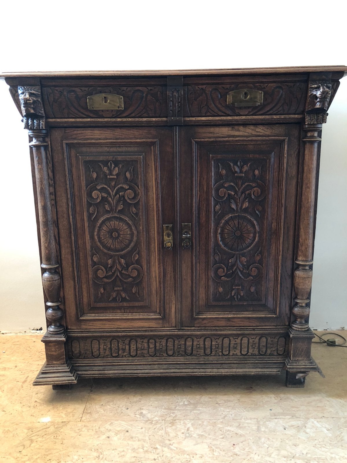 Antieke Mechelse kast, Ophalen