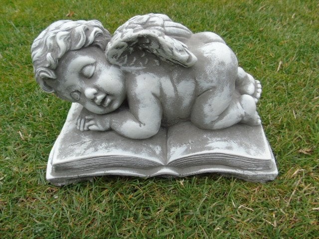 un bébé ange coucher sur livre en pierre, Jardin & Terrasse, Enlèvement ou Envoi, Neuf, Pierre, Ange
