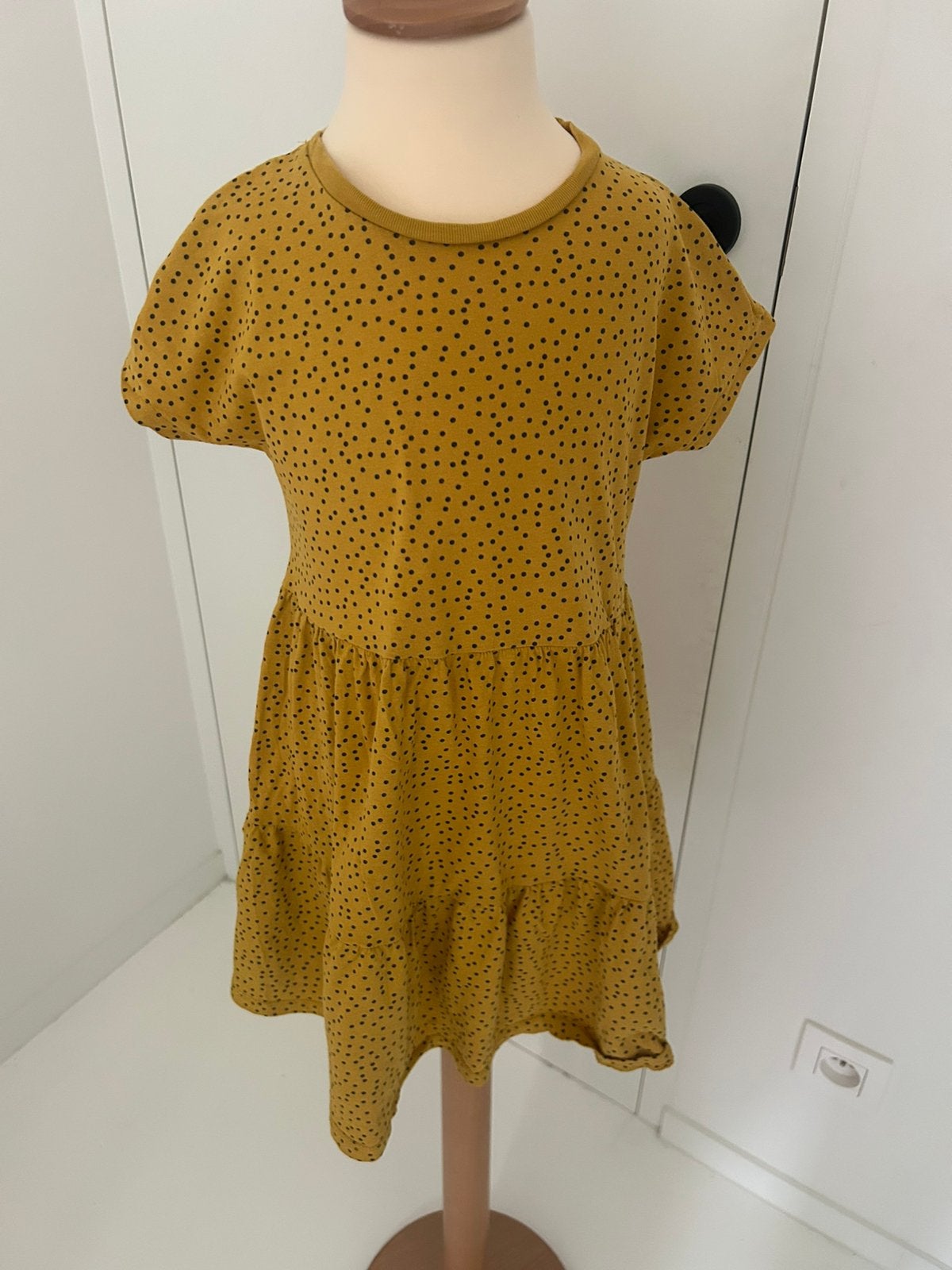 Mosterdgeel bolletjeskleed - mt 134/140, Kinderen en Baby's, Kinderkleding | Maat 134, Ophalen of Verzenden, Zo goed als nieuw