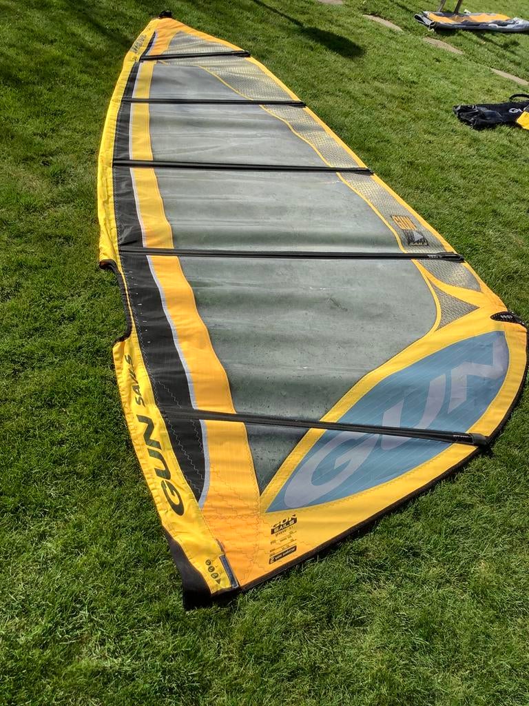 Windsurfzeil Gun 5.7 met draagtas.In prima staat., Sports nautiques & Bateaux, Planche à voile, 5 à 7 m², Enlèvement, Utilisé