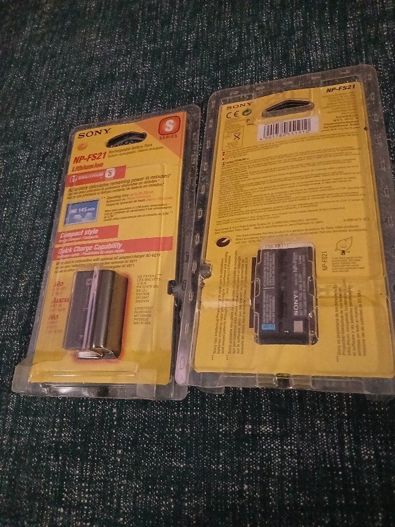 2 x Sony NP-FS21 rechargeable camera batteries, Ophalen of Verzenden, Nieuw, Oplaadbaar
