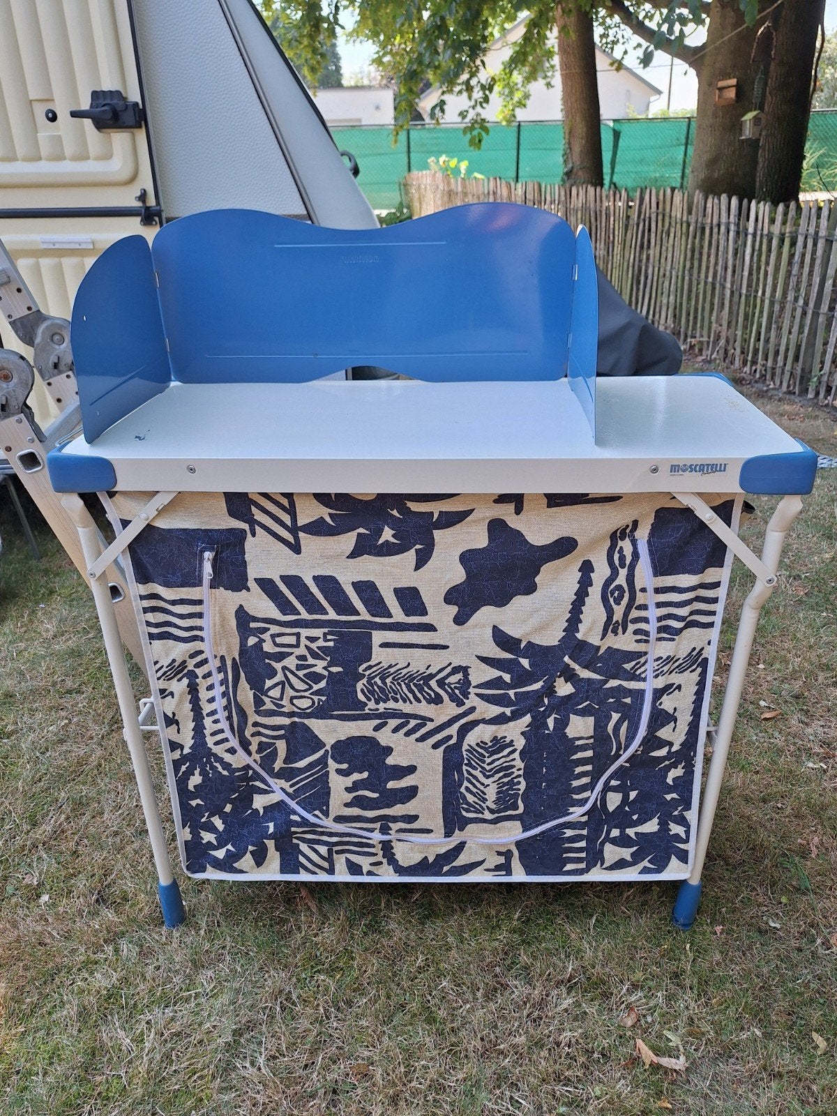 Kampeerkeuken met windscherm, Ophalen
