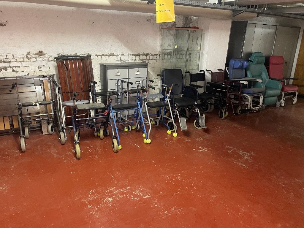 A donner ( chaises roulantes / déambulateurs), Divers, Enlèvement, Utilisé