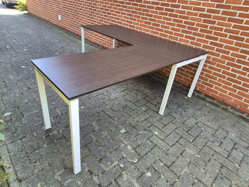 Ruim hoekbureau / L-vorm in donker hout met wit frame, Maison & Meubles, Bureaux, Utilisé, Bureau d'angle, Bois, Blanc, Enlèvement
