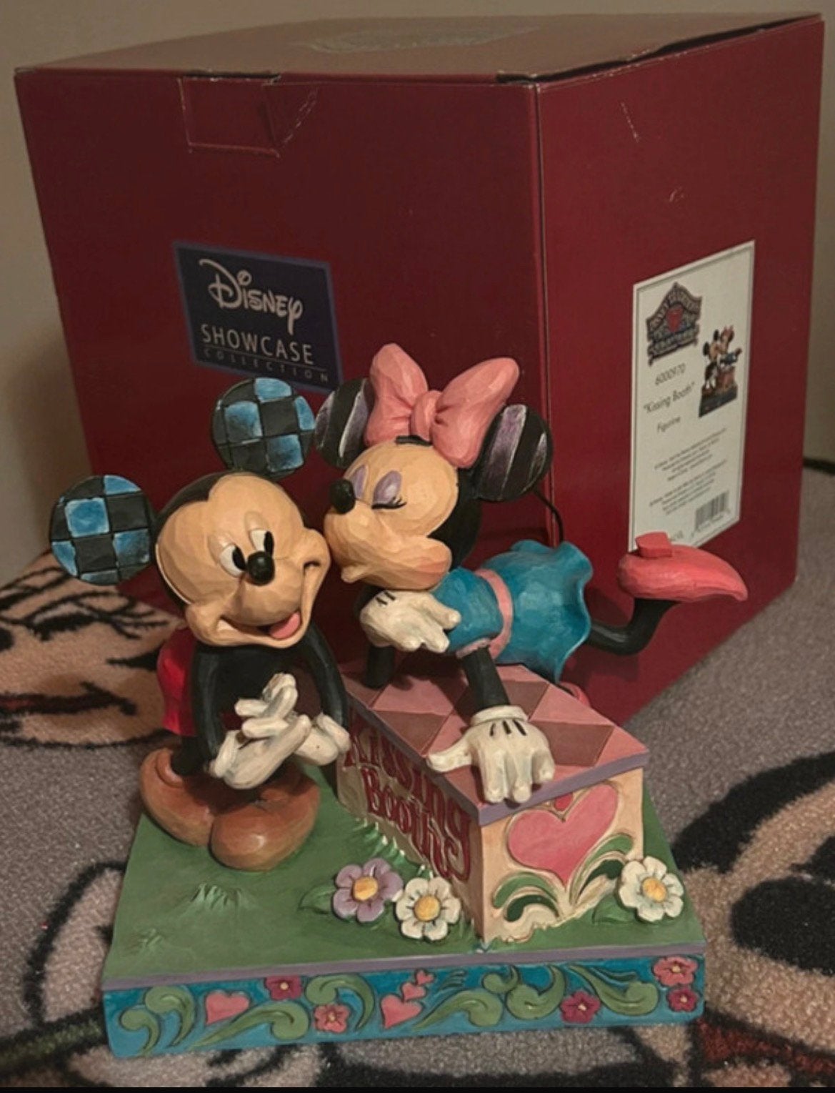 Disney Traditions – Kissing Booth – Mickey & Minnie Mouse, Ophalen of Verzenden, Mickey Mouse, Nieuw, Beeldje of Figuurtje
