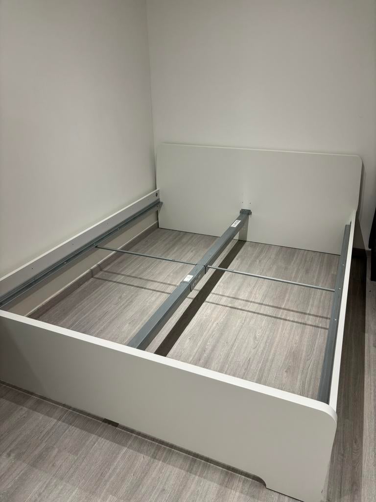 Witte tweepersoons bedframe IKEA, Comme neuf, Enlèvement, 200 cm, Blanc