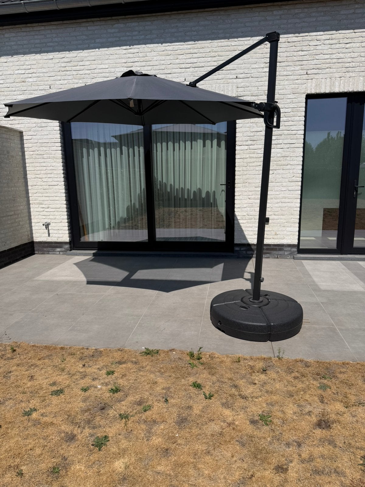 zweefparasol Ø300 cm grijs + voet en hoes, Tuin en Terras, Overkappingen, Zo goed als nieuw, Overige typen, Ophalen