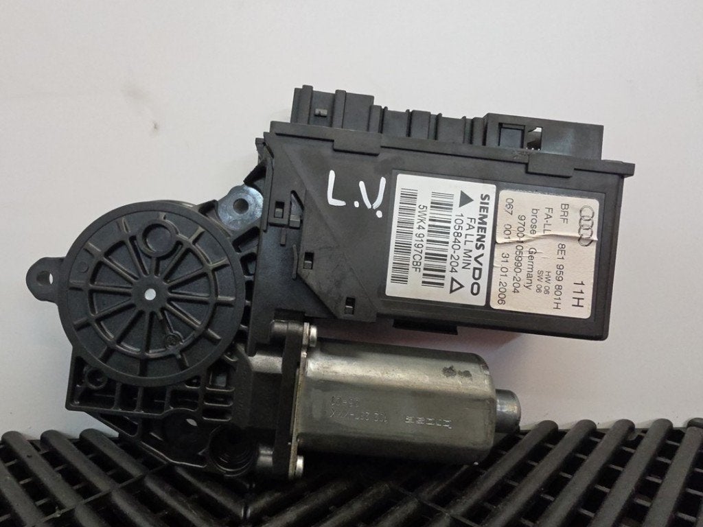 MOTEUR LEVE VITRE ELECTRIQUE Audi A4 Avant (B7), Autos : Pièces & Accessoires, Robert Bosch AG, Audi, Utilisé, Robert-Bosch-Allee 1
74232  Abstatt, DE