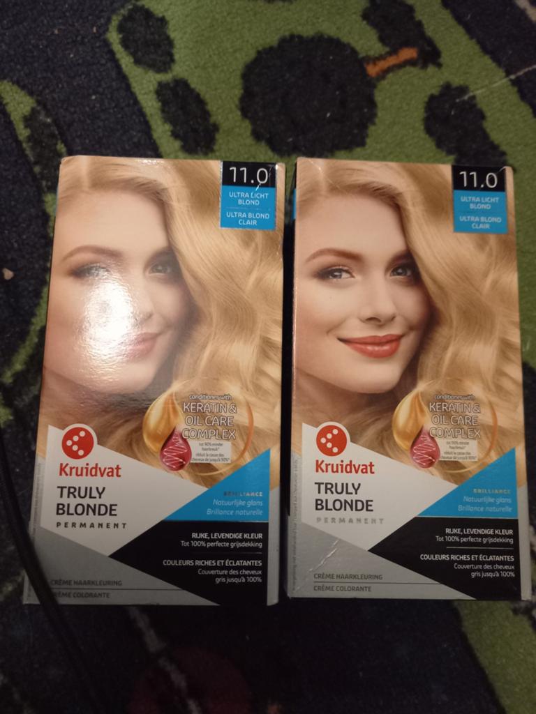 2 nieuwe doosjes truly blonde haarverf, Bijoux, Sacs & Beauté, Enlèvement, Neuf, Soin des cheveux ou Soin réparateur des cheveux