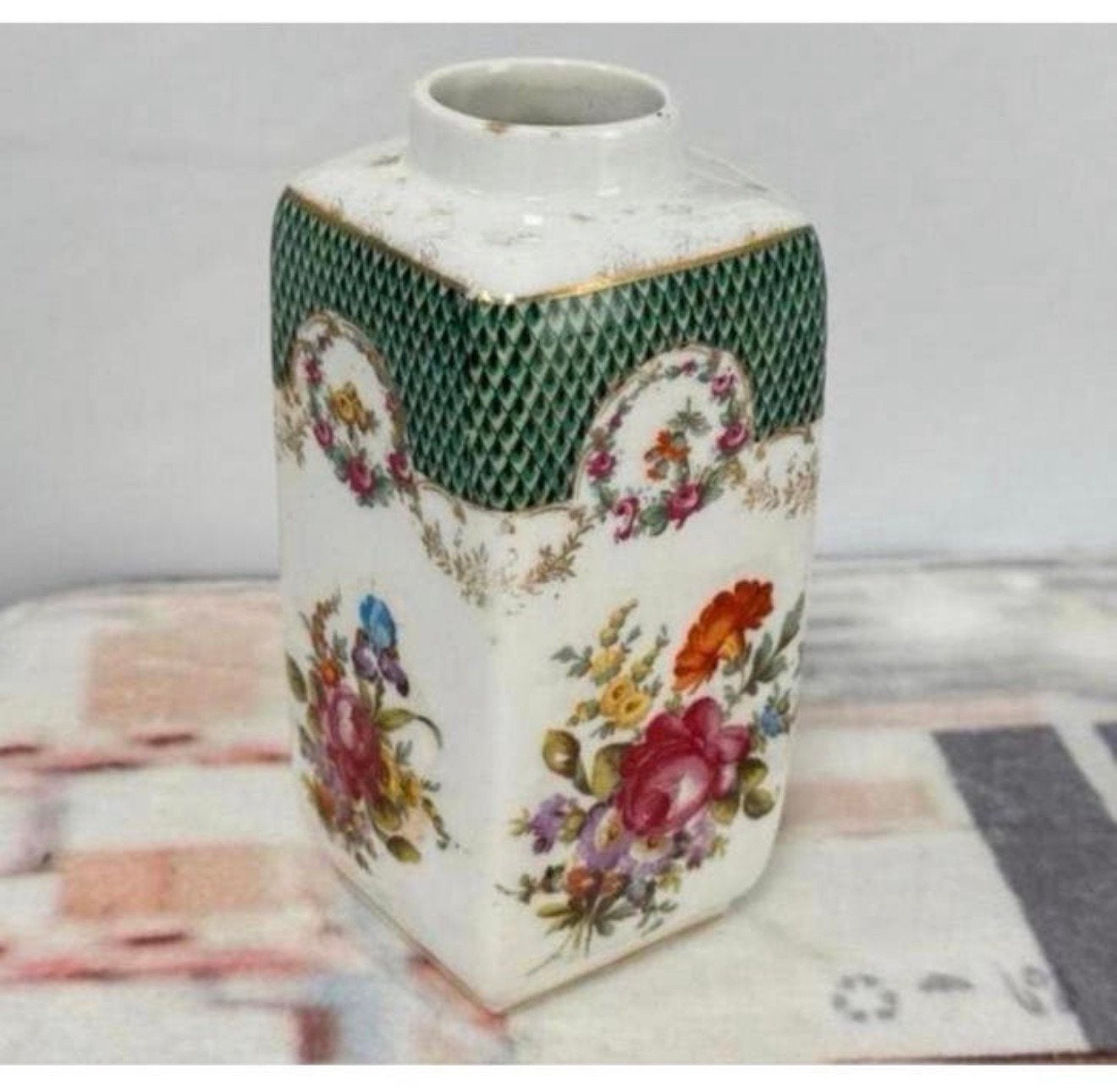 Vintage Porseleinen vaasje Vaas - Signed Prov SXE bloemen, Gebruikt, Wit, Aardewerk of Porselein, Ophalen of Verzenden