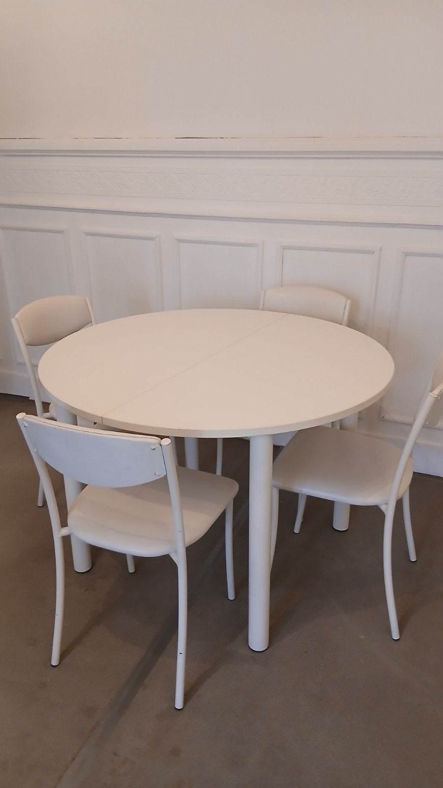 Table ronde à rallonge blanche et 4 chaises, Maison & Meubles, Enlèvement