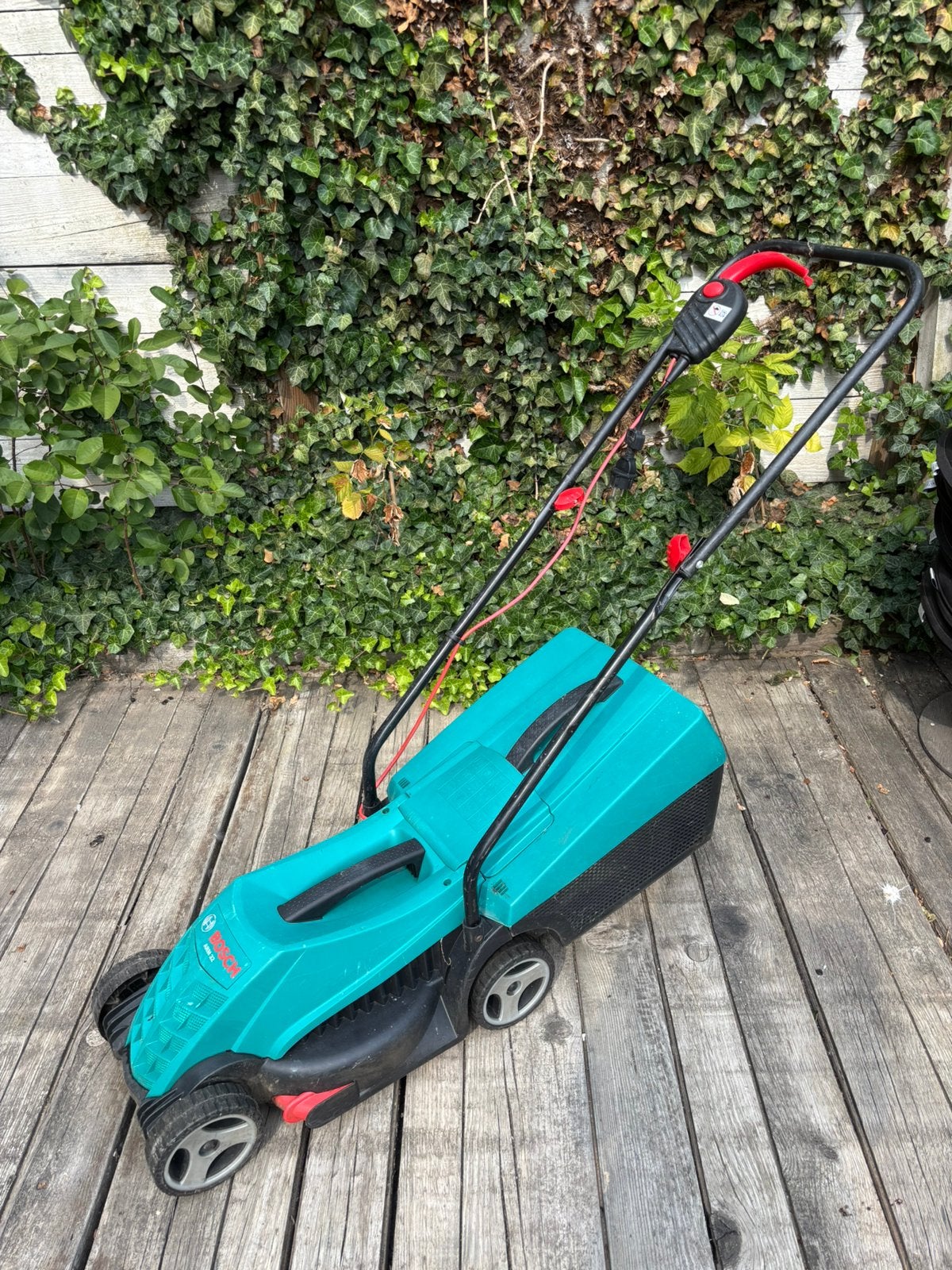 Tondeuse électrique Bosch ARM 32 (1200 W) – Très bon état, Enlèvement, Comme neuf, Bac de ramassage