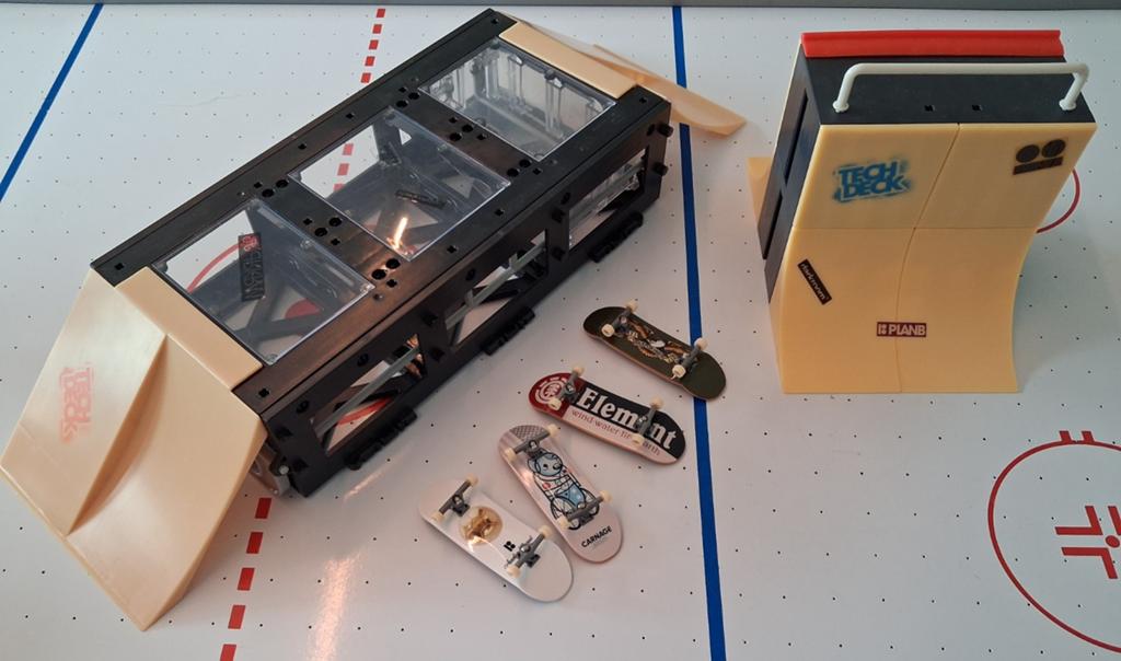 Tech Deck play&display + extra ramp + 4 fingerboards, Ophalen, Zo goed als nieuw, Bouwen