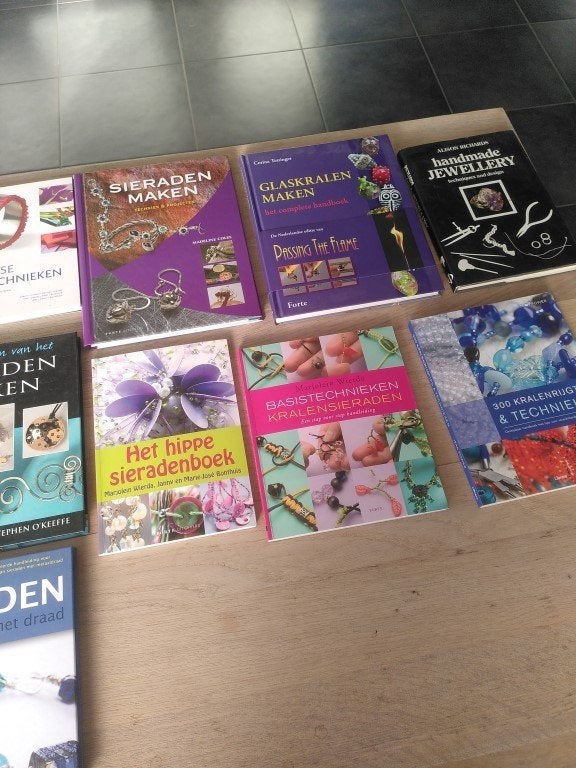 boeken over sieraden maken, glaskralen, kettingen,.., Livres, Enlèvement ou Envoi, Comme neuf, Fabrication de bijoux