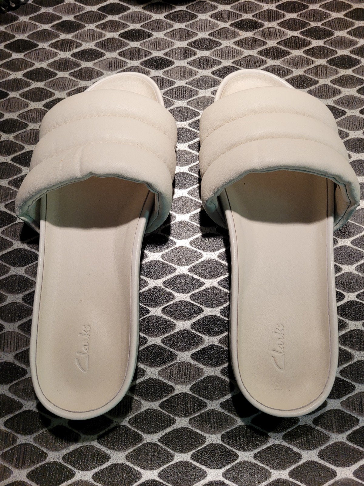 Sandales blanc cassé en cuir de marque " CLARKS", Vêtements | Femmes, Chaussures, Blanc