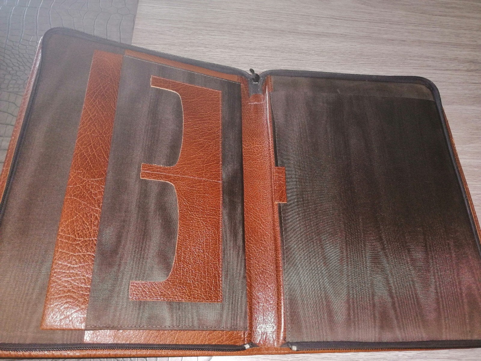Akte houder brocant, echt leder stempel, kan a4, naamkaart, Antiek en Kunst, Antiek | Kantoor en Zakelijk, Ophalen
