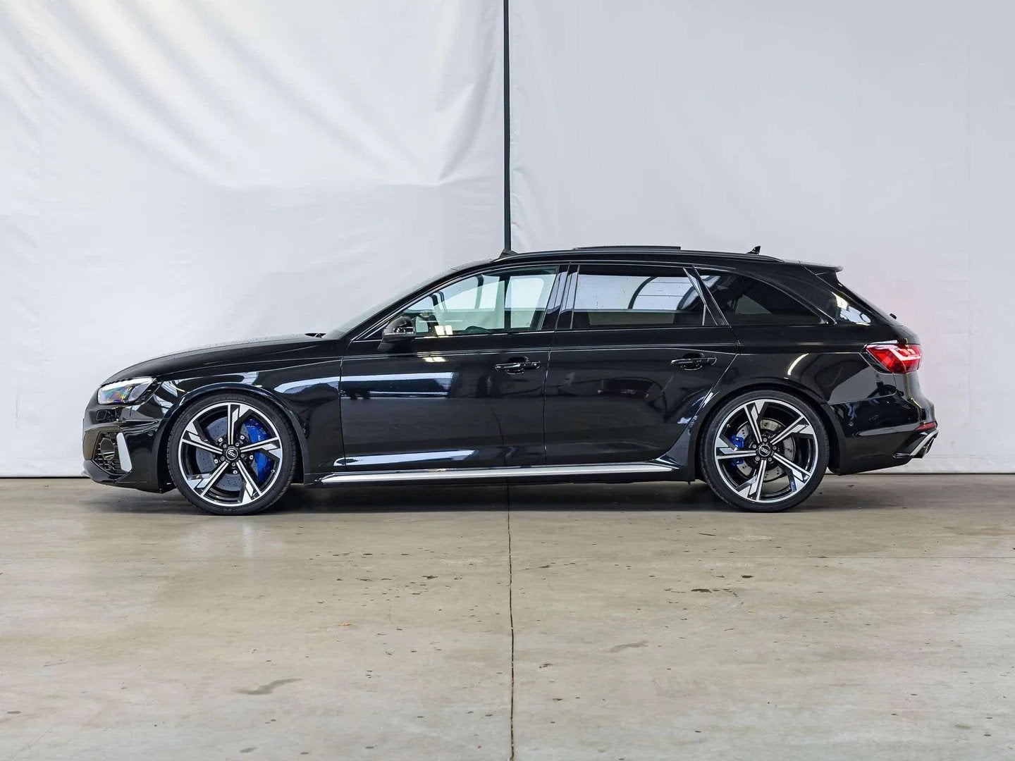 Audi RS4 QUATTRO|CERAMIC|CARBON|360|B&O|PANO|ALCANTARA|, Auto's, Automaat, Gebruikt, Alcantara, Zwart