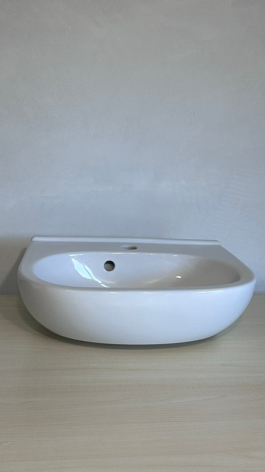 Nieuwe, witte  keramische wastafel van Villeroy & Boch, Neuf, 25 à 50 cm, Lavabo ou Évier, Moins de 100 cm
